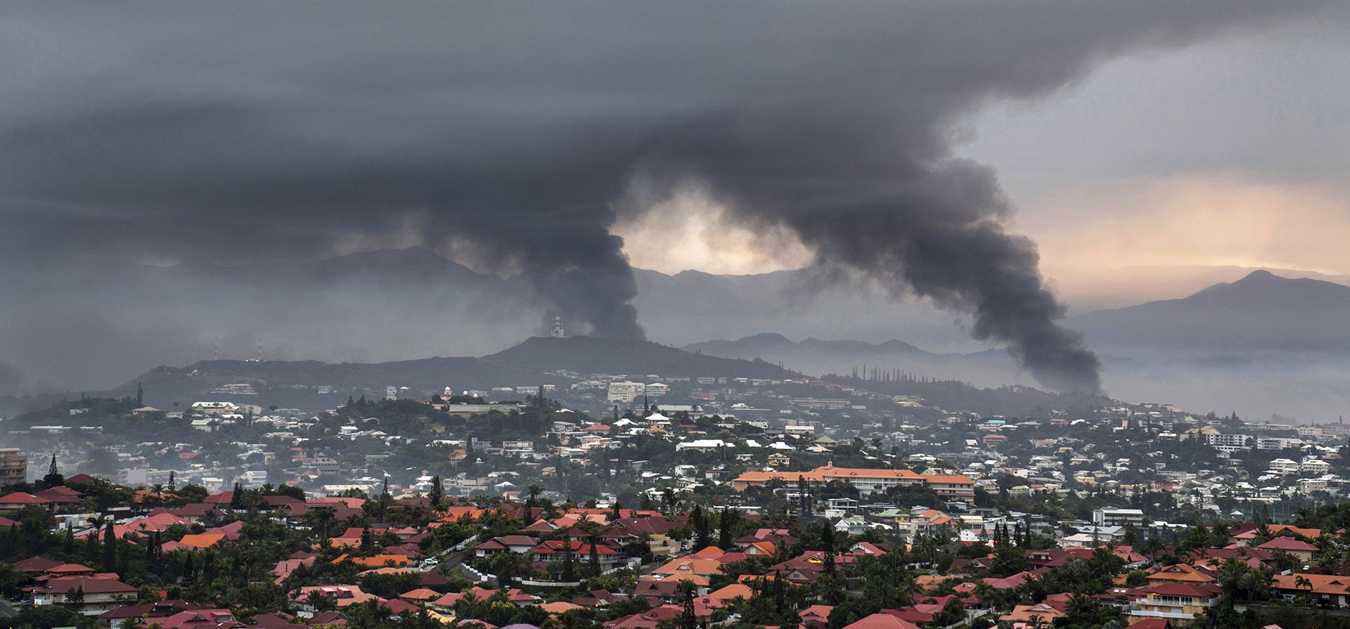 El humo se eleva durante las protestas en Noumea, Nueva Caledonia, el miércoles 15 de mayo de 2024. Francia ha impuesto el estado de emergencia en el territorio francés de Nueva Caledonia en el Pacífico. (Foto AP/Nicolás Job) El humo se eleva durante las protestas en Noumea, Nueva Caledonia, el miércoles 15 de mayo de 2024. Francia ha impuesto el estado de emergencia en el territorio francés de Nueva Caledonia en el Pacífico. (Foto AP/Nicolás Job)