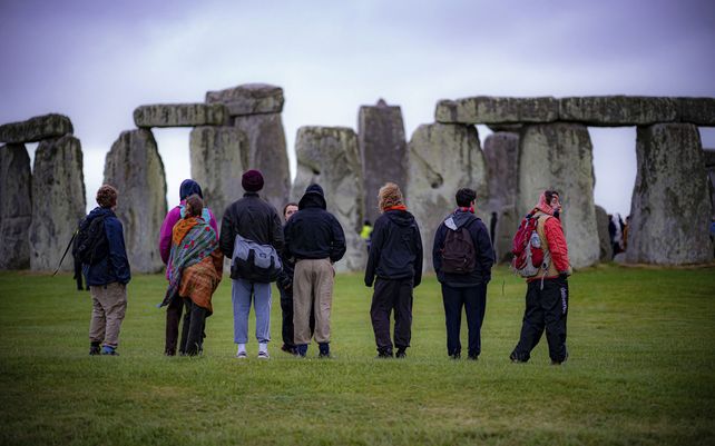 Turistas festejan el solsticio de verano en Stonehenge