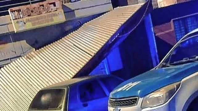 Paraná: chocó dos autos estacionados y provocó daños en una vivienda