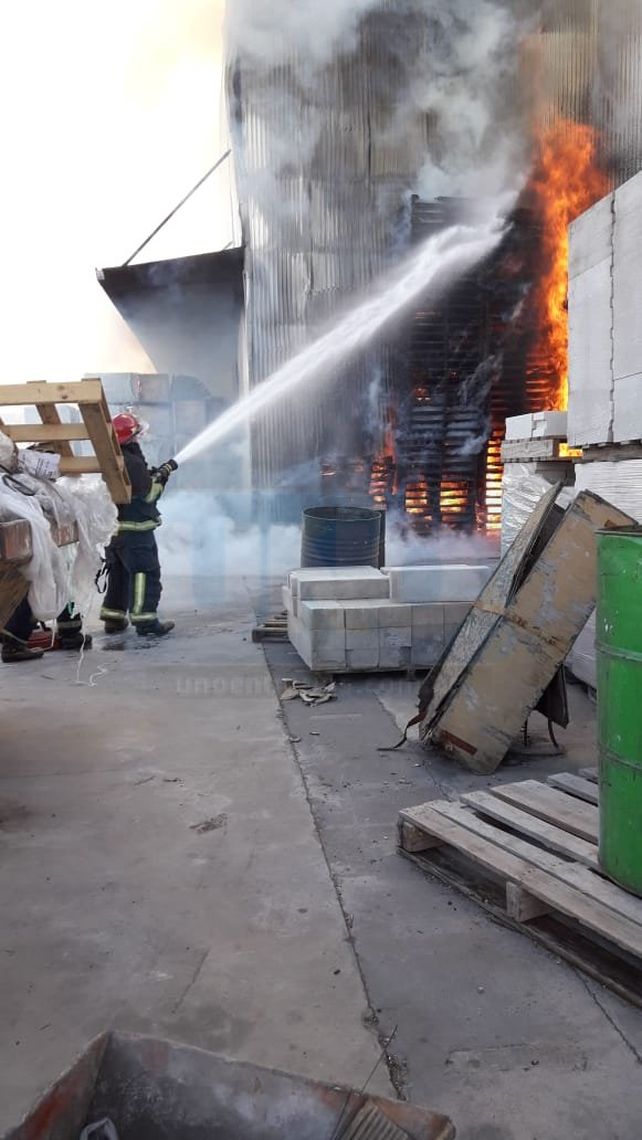 Voraz incendio en un depósito de Riomat
