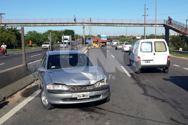 Un camión que transportaba arena chocó en la 168