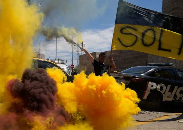 Taxistas de diferentes Cámaras llegaron a la puerta del Concejo para rechazar la aprobación de las aplicaciones.