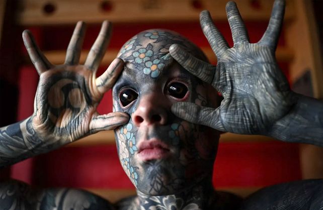 Suspenden a un docente por tener demasiados tatuajes: Freaky Hoody, un maestro particular