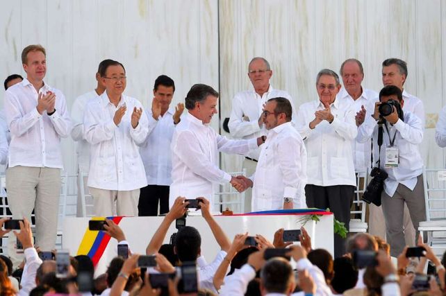 Después de 52 años, el gobierno de Colombia y las FARC firmaron la paz