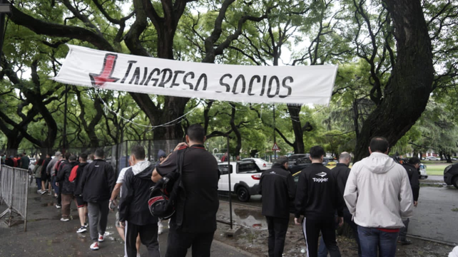 Hubo filas durante la jornada para votar en Newells