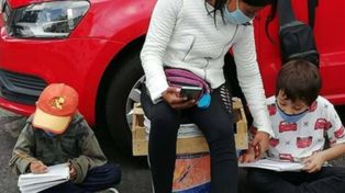 Usa Internet de la calle para las clases de sus hijos y conmueve a todos