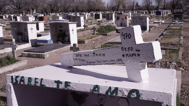 Cientos de crucecitas blancas cubren el inmenso campo ubicado en la zona oeste del cementerio La Piedad