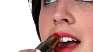 L&aacute;pices labiales, el &uacute;nico gasto que las argentinas no reducen en la crisis