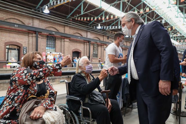 El presidente Fernández visitó este lunes un centro de vacunación en Lanús.