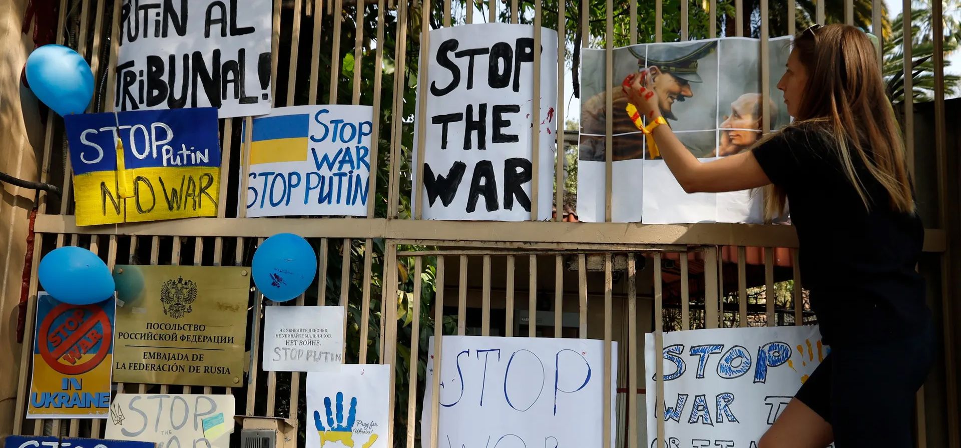 Mujeres ucranianas participan en una manifestación de solidaridad con sus compatriotas frente a la embajada de la Federación Rusa en la Ciudad de México. Fotografía: Luis Barron/Eyepix Group/Rex/Shutterstock