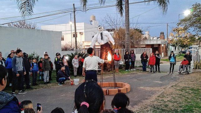 Paraná: tradicional quema del muñeco en la parroquia San Juan Bautista