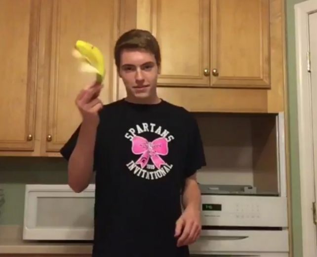 {altText(El joven Jason Oaks fue el primero que hizo el #bananapeelchalenge.,¿De qué se trata el 