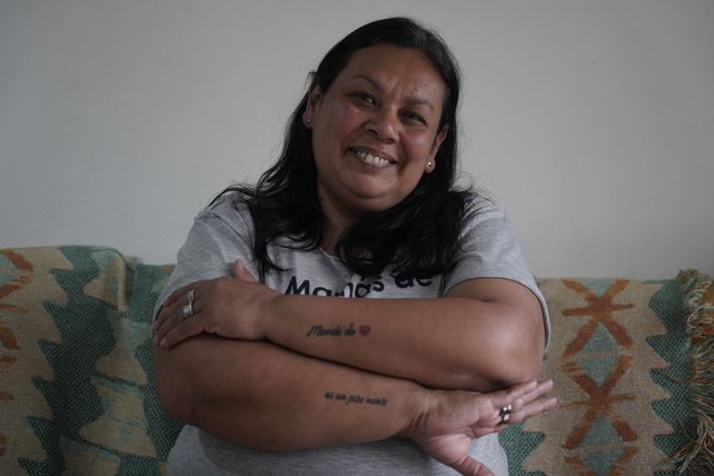 Lorena Velozo. La referente de Mamás de Corazón tiene tatuados el nombre de la ONG y el slogan Ni un pibe menos