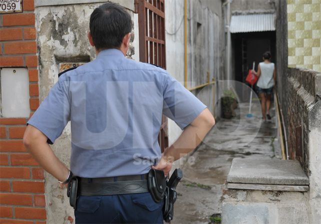 Limpieza. Una mujer baldea el pasillo en el que cayó herido de muerte Daniel González