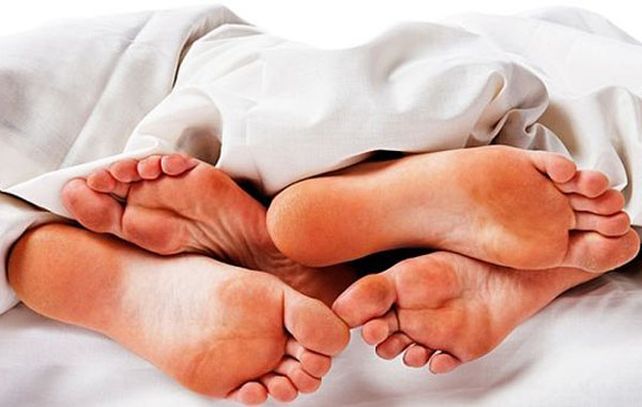 Las parejas que pasan la noche haciendo contacto físico son más felices que los que no se tocan.