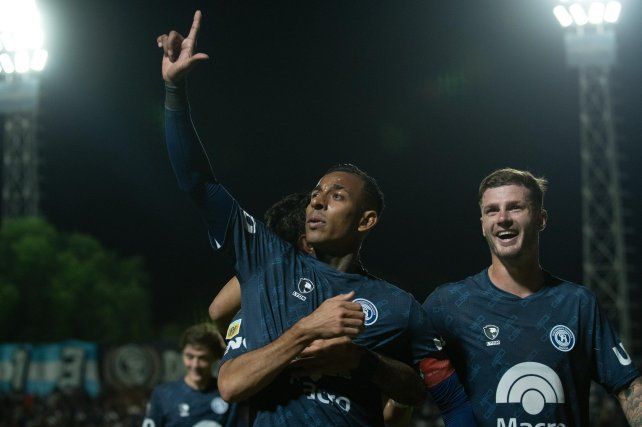 Independiente Rivadavia ganó con el tanto de Villa.