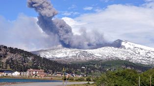 El volcán Copahue presenta niveles de actividad bajos, pero mantienen el alerta