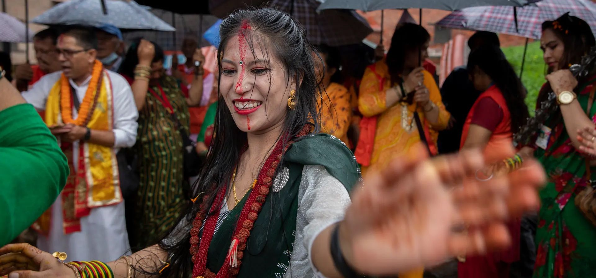 Una mujer hindú baila y canta durante una ofrenda de Sarwan Brata después de encender lámparas al Señor Shiva, el dios de la creación y la destrucción, en el templo de Pashupati, Katmandú, Nepal. Fotografía: Narendra Shrestha/EPA Una mujer hindú baila y canta durante una ofrenda de Sarwan Brata después de encender lámparas al Señor Shiva, el dios de la creación y la destrucción, en el templo de Pashupati, Katmandú, Nepal. Fotografía: Narendra Shrestha/EPA