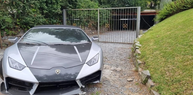 El Lamborghini de Aguiar, con el que lleg&oacute; hasta la casa, qued&oacute; junto al ingreso. Aguiar lleg&oacute; acompa&ntilde;ado de una mujer.