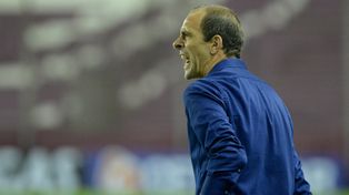 Con energía, Leandro Somoza da indicaciones en cancha de Lanús.