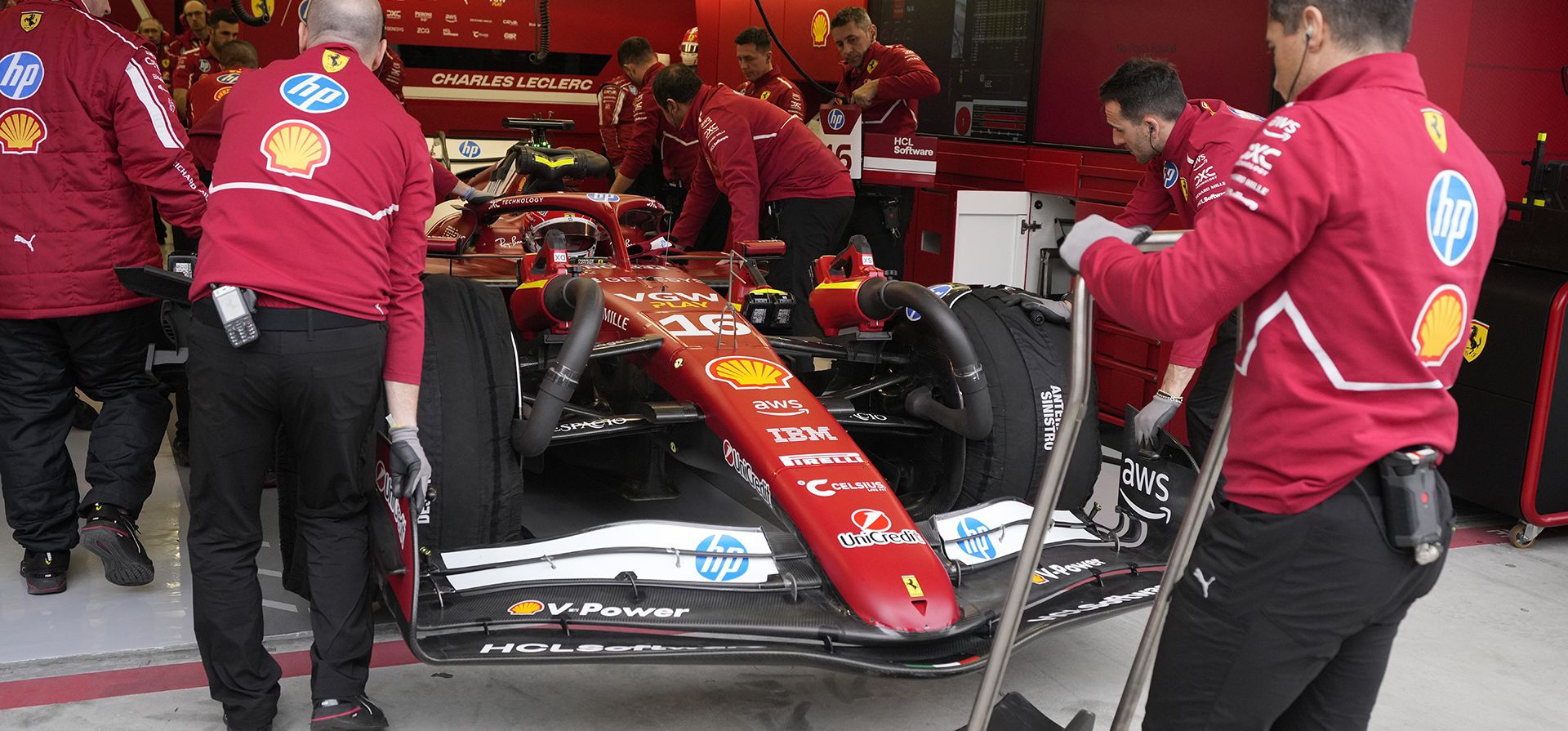 El piloto de Ferrari Charles Leclerc de Mónaco se prepara para la prueba de pretemporada de Fórmula Uno en el Circuito Internacional de Bahréin en Sakhir, Bahréin, el miércoles 26 de febrero de 2025. (Foto AP/Darko Bandic) El piloto de Ferrari Charles Leclerc de Mónaco se prepara para la prueba de pretemporada de Fórmula Uno en el Circuito Internacional de Bahréin en Sakhir, Bahréin, el miércoles 26 de febrero de 2025. (Foto AP/Darko Bandic)