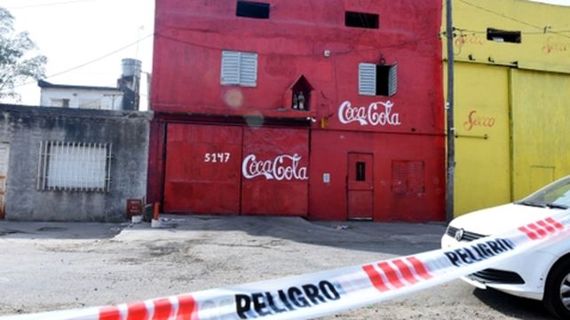 Constitución 5147. Las balas perforaron las ventanas del local y alcanzaron a los hombres que estaban en la puerta.