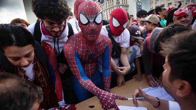 Más de 1.000 personas disfrazadas de Spiderman batieron récord Guinnes en el Obelisco. Niños y niñas