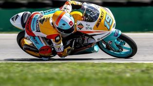 El argentino Rodrigo sorprendió en Moto 3 y largará primero en República Checa
