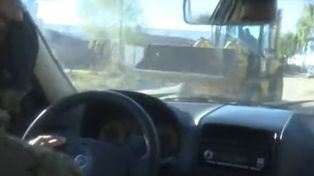 Corrieron con una pala mecánica a periodistas de un canal de Santa Fe