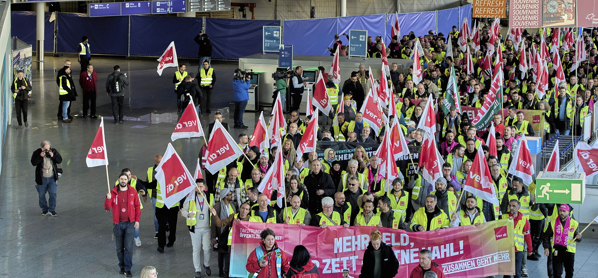 Los empleados del aeropuerto organizados en el sindicato Komba caminan por el aeropuerto de Frankfurt, Alemania, el lunes 10 de marzo de 2025, cuando todos los aeropuertos principales de Alemania iniciaron una huelga de advertencia. (Foto AP/Michael Probst) Los empleados del aeropuerto organizados en el sindicato Komba caminan por el aeropuerto de Frankfurt, Alemania, el lunes 10 de marzo de 2025, cuando todos los aeropuertos principales de Alemania iniciaron una huelga de advertencia. (Foto AP/Michael Probst)