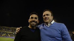 ¡Qué jugadores! Los ahora técnicos Carlos Tevez y Abel Balbo posan sonrientes antes de empezar el partido en el Gigante.