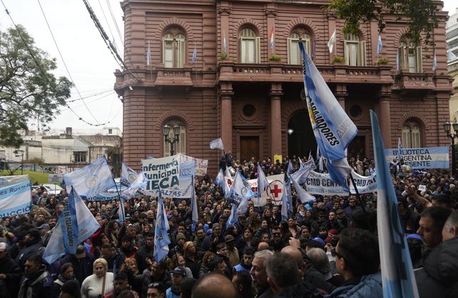 Los municipales se concentraron este mediodía en las puertas del Palacio de los Leones. Allí anunciaron medidas de fuerza.