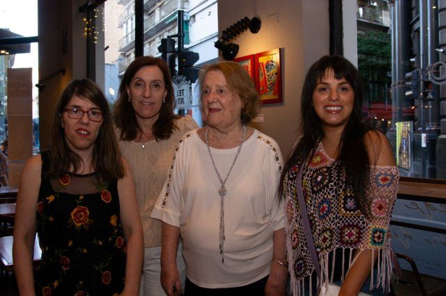 María Paula y Fabiana Miorini, Lidia Benas y Agustina Manso
