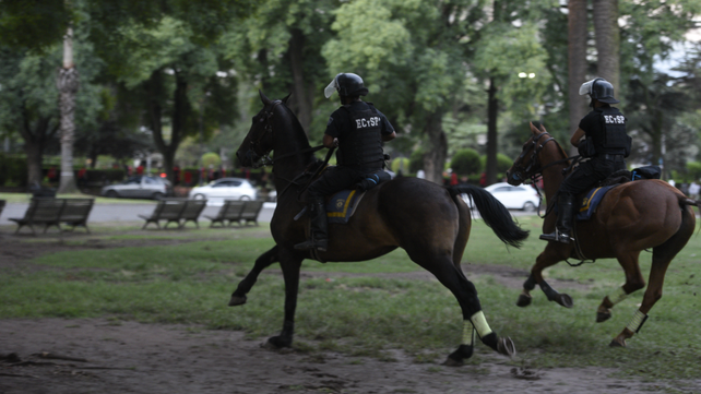 La policía montada entró en acción para dispersar al público que se retiraba del Coloso.