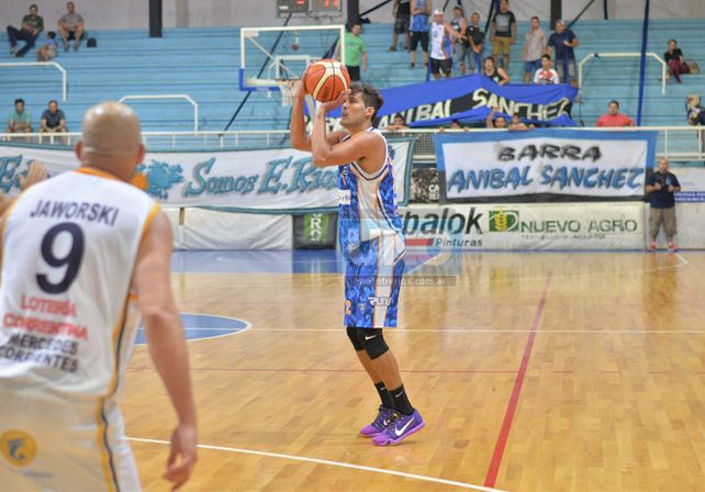 Apunta....Julián Morales hizo un gran partido al jugar de 4. Se llevó 10 puntos y 4 rebotes en 19’. Pablo Jaworski lo observa.   Foto UNO/Juan Manuel Hernández