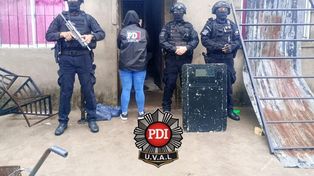 Los allanamientos fueron realizados por la PDI en el barrio La Esperanza de Villa Gobernador Gálvez.