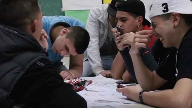 La pieza audiovisual de González Ursi y Carabelli tiene como protagonistas a un grupo de adolescentes y su profe.