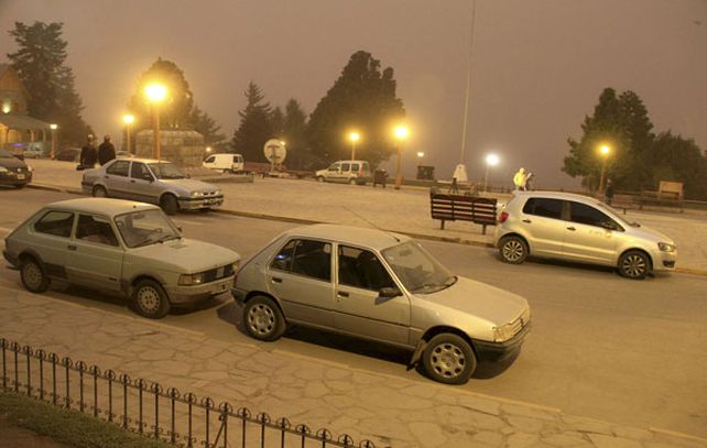 El Centro Cívico de la San Carlos de Bariloche se mostraba como en plena noche a las 10 de la mañana. (Foto: NA)