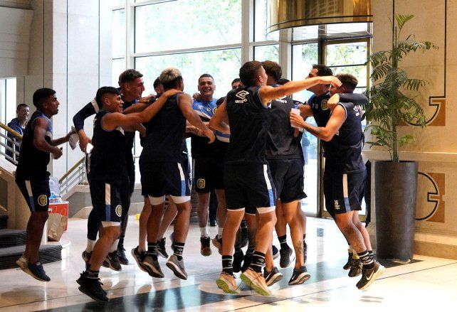 Fiesta. El plantel canalla armó una batucada en el hotel Intercontinental de Santiago.