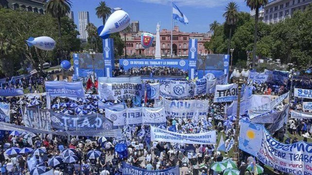 La CGT marchó en Plaza de Mayo contra la reforma laboral y anticipó un paro nacional.
