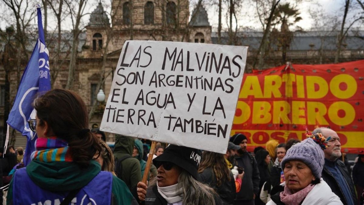 "La Patria no se vende": marcha en Rosario contra la Ley de Inviolabilidad de la Propiedad Privada