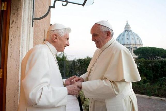 Francisco visitó a Benedicto XVI para saludarlos por las Fiestas
