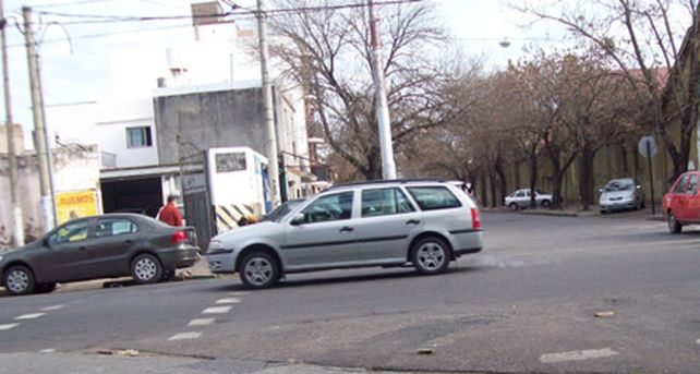 Denuncian un lavadero de autos que ocupa la vereda y derrocha agua