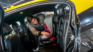 Unos 100 taxis de Rosario ya cuentan con sillitas infantiles para el traslado de chicos