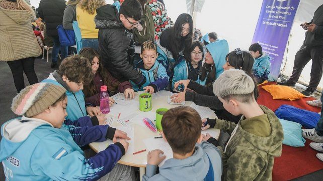 La Feria del Libro comenzó con la participación de estudiantes