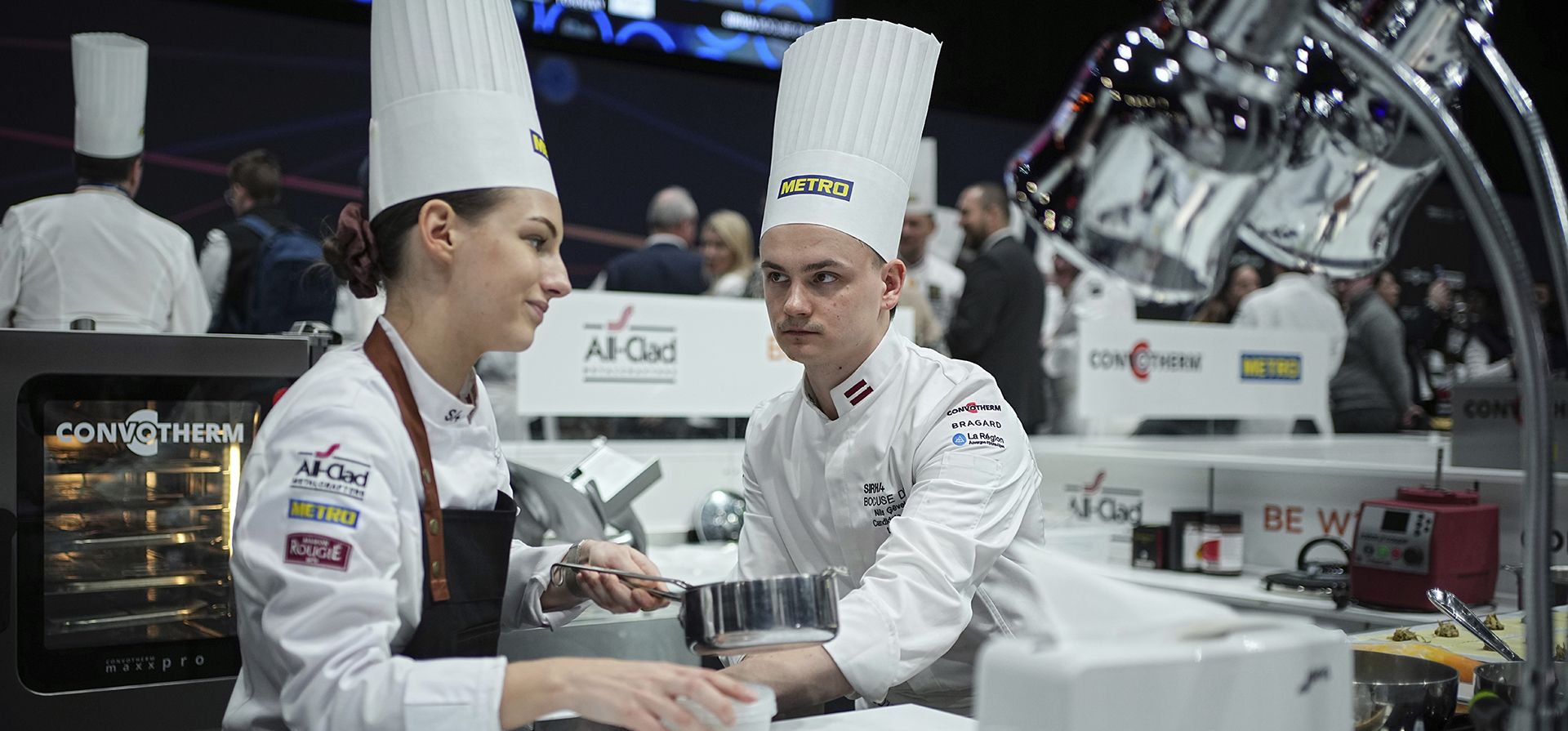 El chef letón Nils Gevele, a la derecha, observa mientras prepara la comida durante la final del concurso El chef letón Nils Gevele, a la derecha, observa mientras prepara la comida durante la final del concurso