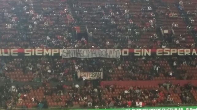 Los hinchas de Colón se sumaron al pedido por la aparición de Santiago Maldonado