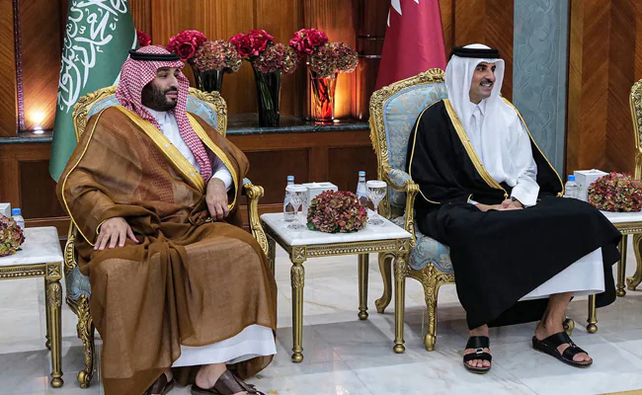 El príncipe regente de Arabia Saudita El príncipe saudita Mohammed bin Salman fue recibido por el emir&nbsp; Tamim bin Hamed al-Thani en Doha una vez normalizadas las relaciones.&nbsp;