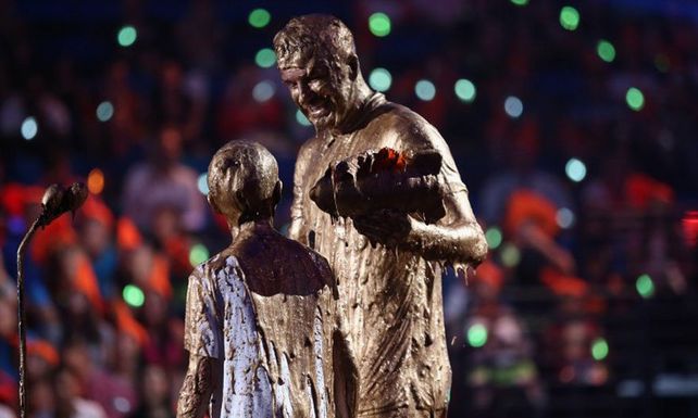 Beckham y dos de sus hijos, bañados en oro