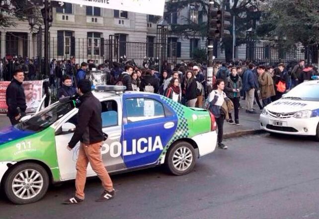 El estado de salud de la adolescente que se baleó en el aula es desesperante